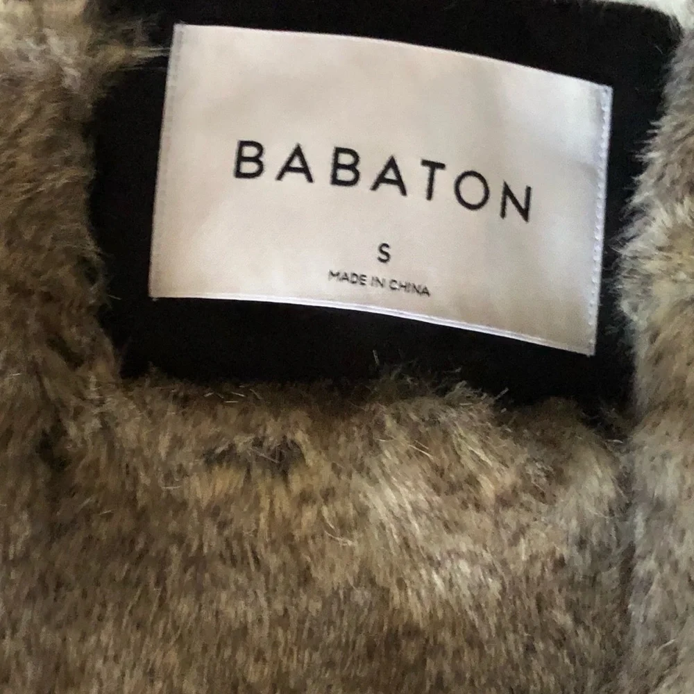 Aritzia-Babaton
Oskar Parka - Picture 10 of 16